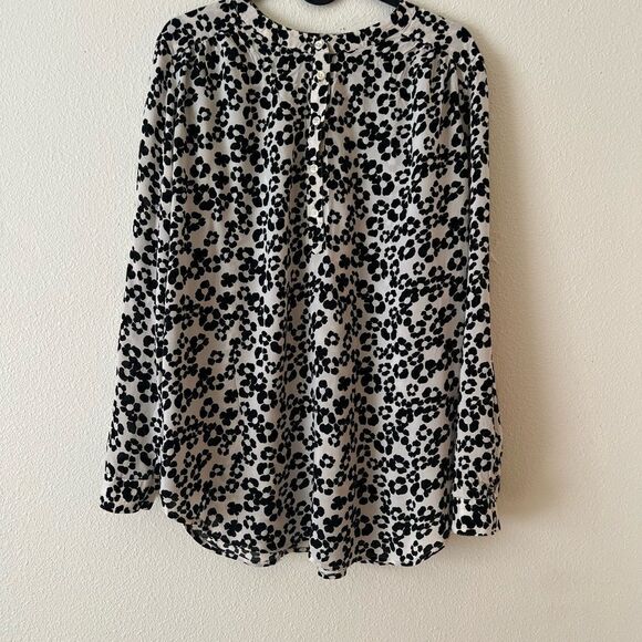 Ann Taylor LOFT Size Medium Long Sleeve Blouse quarter button up floral - Picture 2 of 9